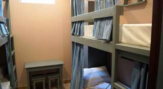 Хостел Sea Dreams Сочи Кровать в общем четырехместном номере для мужчин и женщин-1